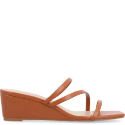 Journee Collection Womens Takarah Low Wedge Sandal